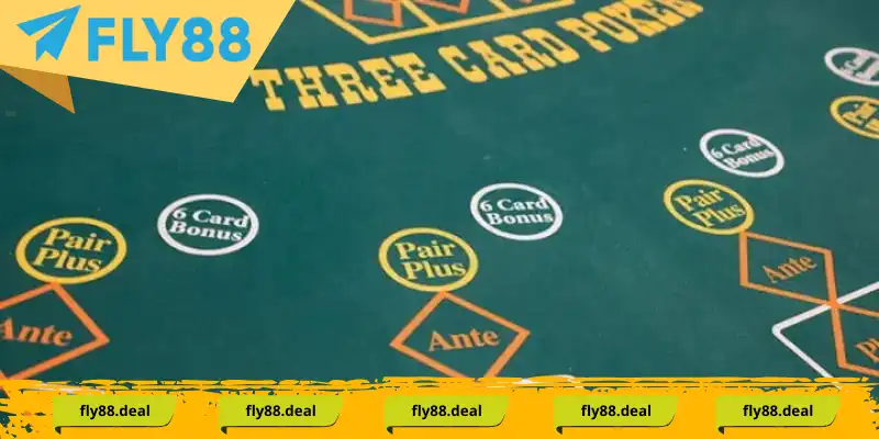 Các cửa cược và hành động khi chơi bài poker ba lá